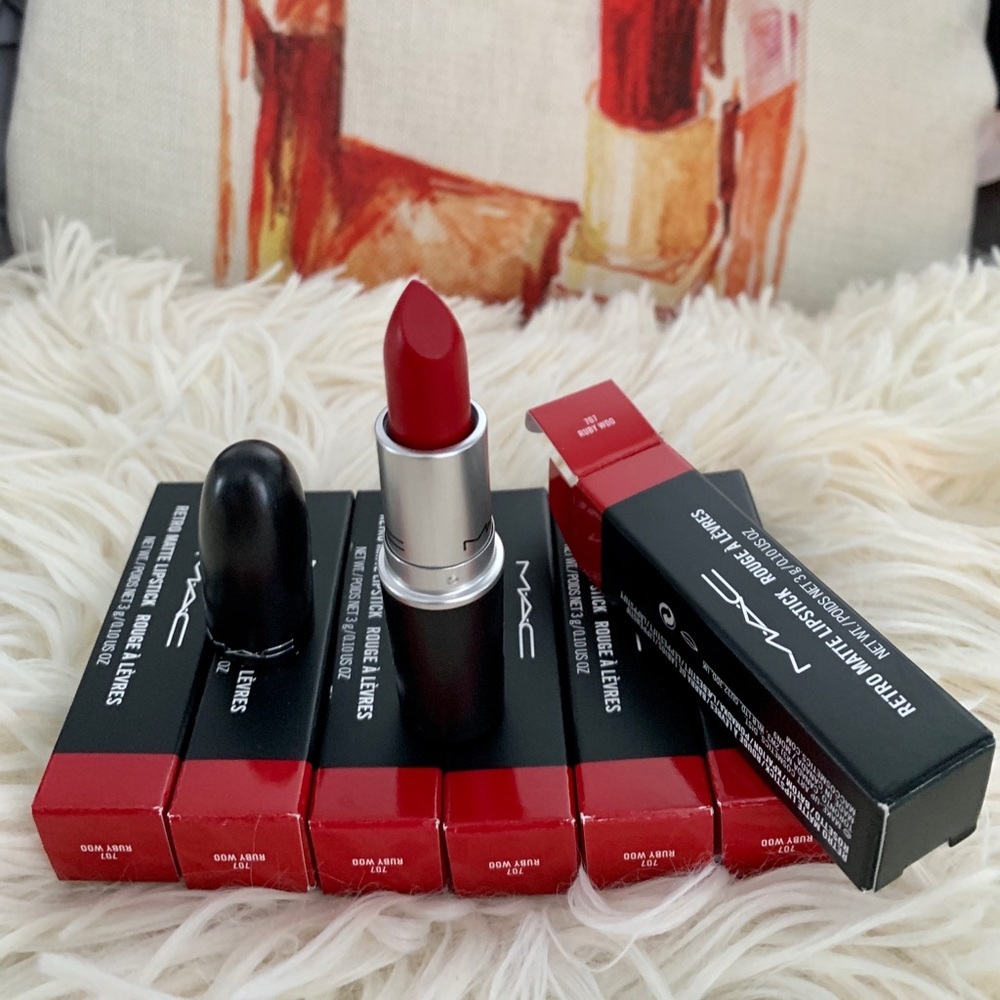 ᗰ.ᗩ.ᑕ 💌 MAC Ruby Woo RiHANNA Retro Matte lipsticks💋💄(you will receive (1) )